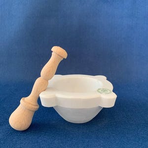 Mortar diameter 10 cm in White Carrara Marble with beech wood pestle