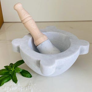 Mortar diameter 18 cm in White Carrara Marble with White Carrara Marble and beech wood pestle
