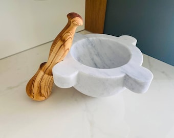 Mortar diameter 22 cm in White Carrara Marble with olive wood pestle
