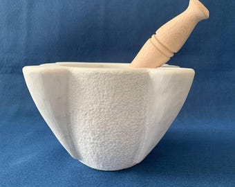 Mortar diameter 17 cm in White Carrara Marble "Bocciardato" with White Carrara Marble and beech wood pestle