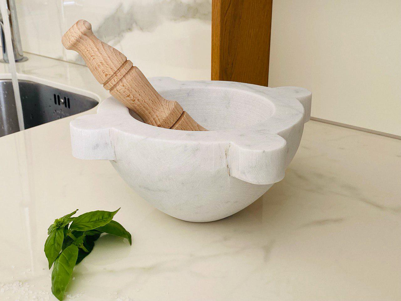 Mortero de 20 cm de diámetro en mármol Blanco de Carrara con mano de madera de haya
