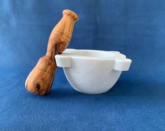 Moździerz o średnicy 16 cm z białego marmuru Carrara z tłuczkiem z drewna oliwnego
