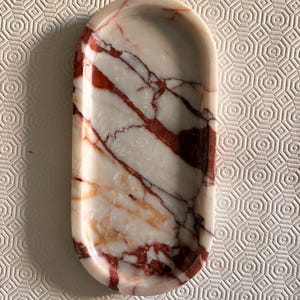 Bandeja em mármore Calacatta vermelho natural – Branco com veios vermelhos – Elegância em pedra, presente de casamento perfeito