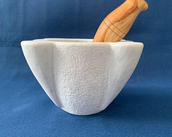Mortar diameter 17 cm in White Carrara Marble "Bocciardato" with olive wood pestle