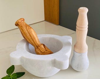 Mörser Durchmesser 18 cm aus weißem Carrara-Marmor mit Stößel aus weißem Carrara-Marmor und Buchenholz + Stößel aus Olivenholz
