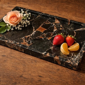 Bandeja artesanal em mármore preto Portoro – Elegância luxuosa para banheiros e lavabos.