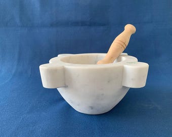 Mörser Durchmesser 22 cm aus weißem Carrara-Marmor mit hellem Stößel aus Erlenholz