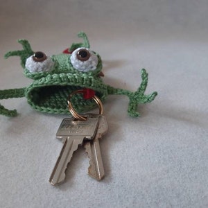 Crochet key cover, frog key cover, funny keychain , protège clés animal keychain, key organizer, housse a clé rigolo, Étuis à clé grenouille