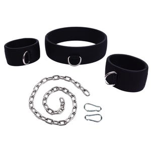 Könnte beinhalten: Ein schwarzes Bondage-Set mit Halsband, Handfesseln und Fußfesseln. Das Set enthält eine silberne Kette und zwei silberne Karabinerhaken. Die Artikel sind aus schwarzem Material mit silbernen Metallbeschlägen.
