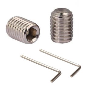 Puede incluir: Primer plano de varios tornillos de fijación plateados y dos llaves Allen en forma de L. Los tornillos de fijación tienen forma cilíndrica con roscas externas y un encaje hexagonal. Las llaves Allen son finas, rectas y dobladas a 90 grados.