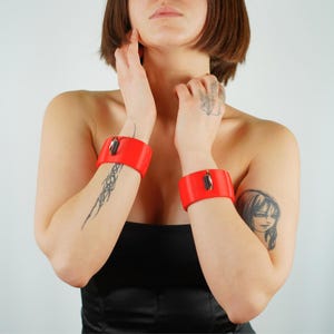 Extreme Quick-Shackles handcuffs in custom size with D-ring and click fastener