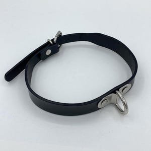 Verstelbare halsband met ring. Maximale omtrek: 38,5 cm.