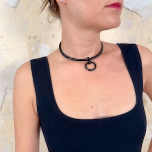 deSade® Cuff 6 mm black - Elegant locking neck cuff in stainless steel, oval, with hidden Hex‑Lock – Add‑On O‑Ring