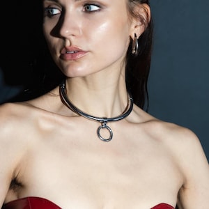 deSade® Cuff 8 mm silver - Elegant locking neck cuff in stainless steel, oval, with hidden Hex‑Lock – Add‑On O‑Ring