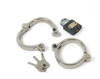 Pulseras resistentes con cierre de seguridad y candado.