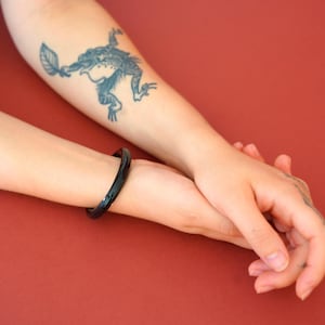 deSade® Cuff 8 mm schwarz – Elegantes Verschlussarmband aus Edelstahl mit verdecktem Hex-Lock. Erhältlich als Einzelstück oder im 2er-Set