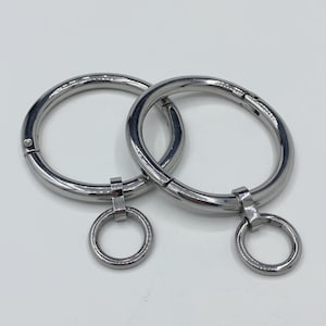 Handboeien met hangerringen. Omtrek 19,3 cm.