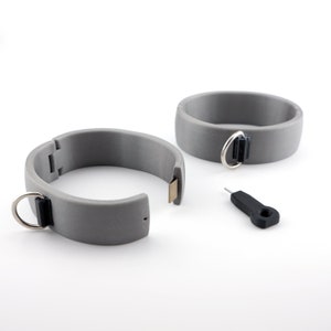 Quick-Shackles Handfesseln im Wunschmaß mit D-Ring und Klickverschluss
