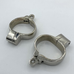 Zware, brede handboeien. Omtrek: 18 cm.