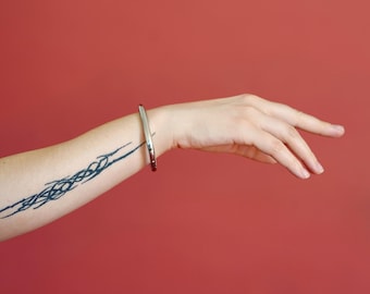 deSade® Cuff 6 mm silver – Elegant locking bracelet in stainless steel with hidden Hex‑Lock. Available as a Single Piece or a Set of Two