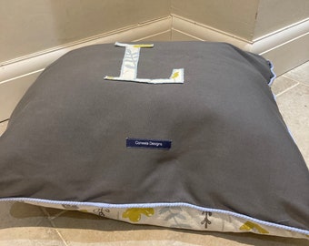 Coussin pour chien personnalisé fait maison. En tailles standard et grande avec fermeture éclair. Comprend un coussin et des frais de port gratuits