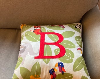 Coussin scène de jungle personnalisé fait maison en deux tailles. Comprend un coussin et des frais de port gratuits