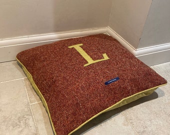 Coussin pour chien personnalisé fait maison en carré standard et grand avec fermeture à glissière. Comprend un coussin et des frais de port gratuits