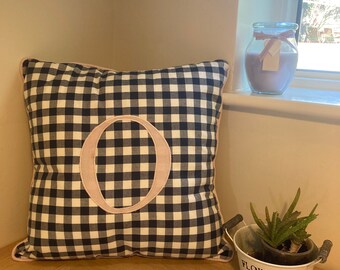 Coussin vichy bleu marine personnalisé fait maison en 2 tailles 100 % coton.  Comprend un coussin et des frais de port gratuits