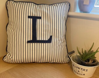 Cojín de rayas azul marino y blanco personalizado, hecho a mano, en dos tamaños, 100 % algodón. Incluye funda y envío gratuito.