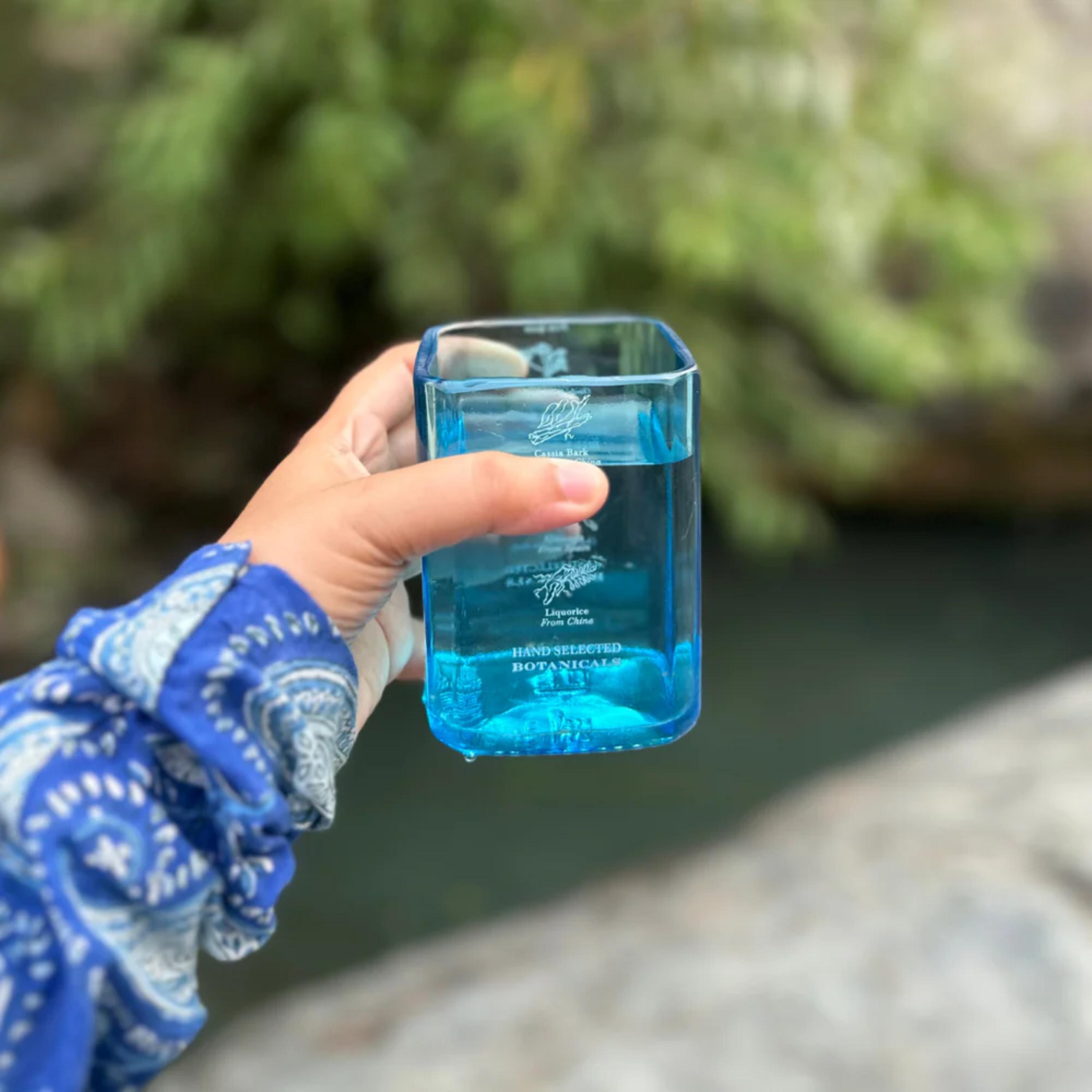Bouteille de gin bleue recyclée en verre 300 ml - Verres recyclés Récipients à boire faits main pour cocktails et cadeaux - France