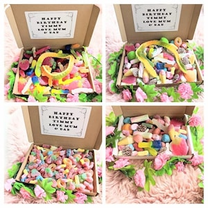 Könnte beinhalten: Vier Pappkartons gefüllt mit bunten Süßigkeiten. Jede Schachtel hat eine personalisierte Nachricht auf dem Deckel, die lautet "Happy Birthday Timmy Love Mum & Dad".
