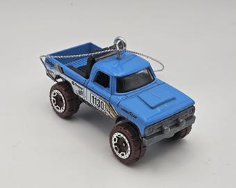 Hot Wheels 70 Dodge Power Wagon HW Dirt 2/10 - Modèle Réduit 1:64, Pickup Truck Mopar Avec Pneus Good Year Et Suspension Koni