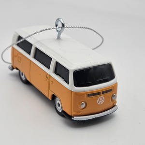 Greenlight 1/64 1968 Volkswagen Type 2 Bay Window Camper Van