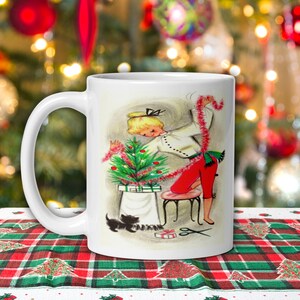 Tazza di Natale con donna e cagnolino che decorano l'albero di Natale, stile retrò, metà secolo, anni '50, stampa vintage, graziosa tazza da caffè in ceramica, regalo