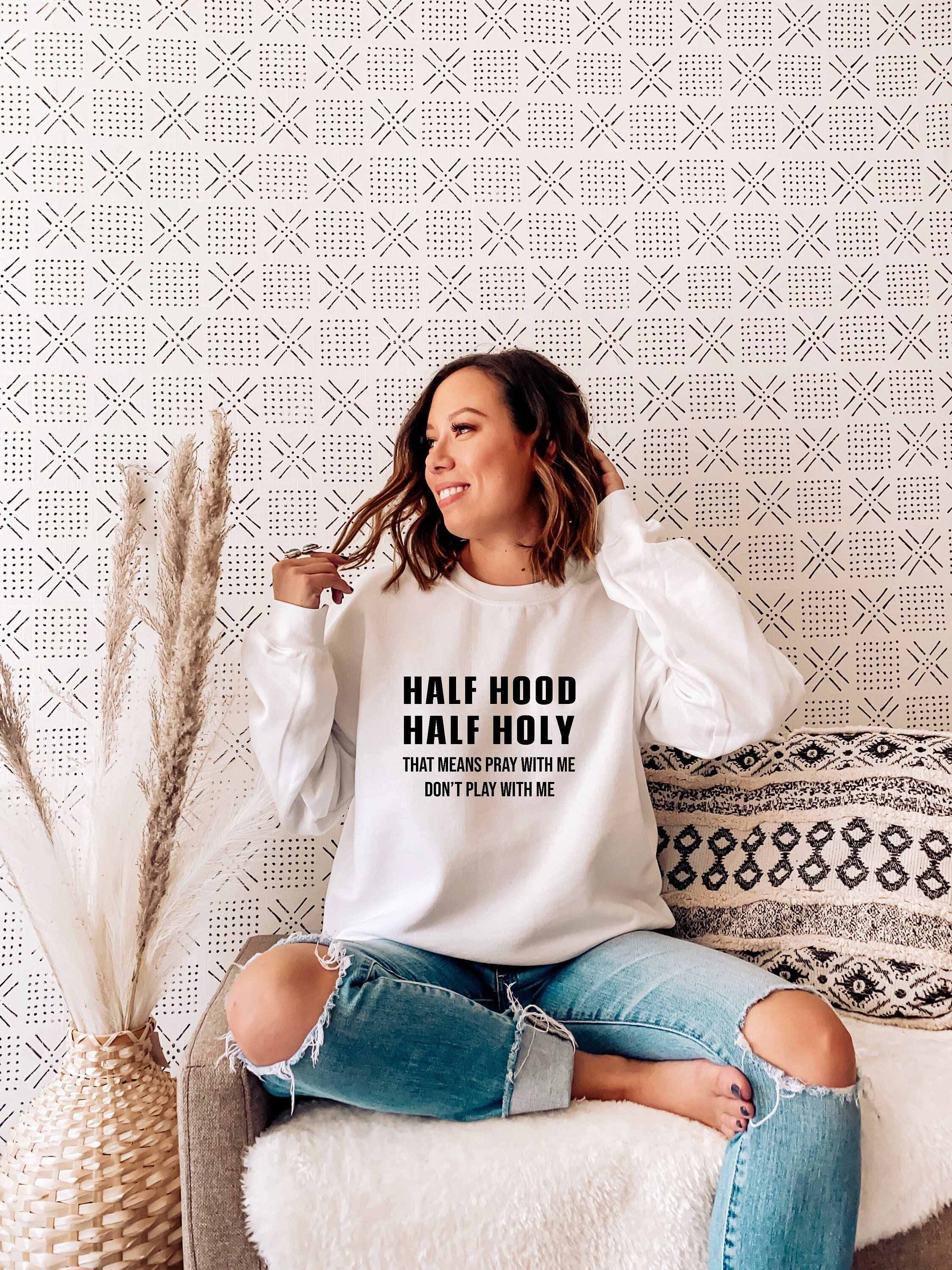  Half Hood Half Holy That Means Pray With Me Dont Play Arrow  Sweatshirt : Ropa, Zapatos y Joyería