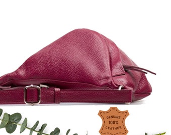 Grande sacoche rouge bordeaux avec poche zippée, sac banane bandoulière en cuir, maxi sac banane en cuir, détails argentés, sac banane banane en bandoulière en cuir, sac banane