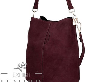 Burgunderfarbene Wildledertasche: Gold-Hardware, abnehmbarer Riemen