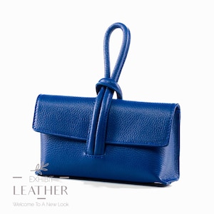 Handtasche aus Leder in royalblau: Elegante Schultertasche in Kobalt