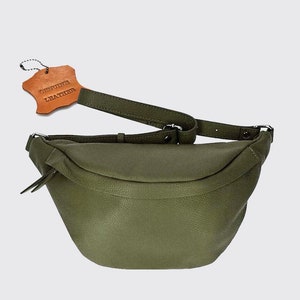 Bolso bandolera grande de piel con bolsillo y cremallera, color verde, con detalles plateados, tipo riñonera, tipo riñonera.