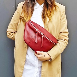 Mittelgroße Bauchtasche in rot, Crossbody XL Bauchtasche, Maxi Nappaleder Schulter Gürteltasche, Silber Details, Fanny Leder Taille, Reisetasche
