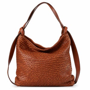 Peut inclure: Un sac à bandoulière en cuir marron avec un motif tressé. Le sac a un grand intérieur ouvert et de longues bretelles réglables. Le cuir est souple et le sac a un style décontracté pour tous les jours.