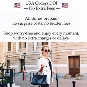 Pode incluir: Uma pessoa veste um blazer branco de abotoamento duplo sobre uma blusa preta, carrega uma bolsa preta estruturada e usa &oacute;culos de sol escuros. O texto diz: USA Orders DDP &mdash; No Extra Fees &mdash; All duties prepaid- no surprise costs, no hidden fees.