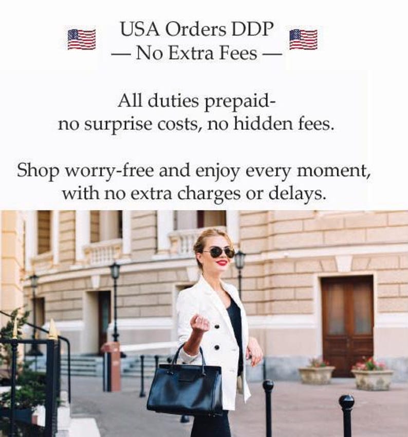 Pode incluir: Uma pessoa veste um blazer branco de abotoamento duplo sobre uma blusa preta, carrega uma bolsa preta estruturada e usa &oacute;culos de sol escuros. O texto diz: USA Orders DDP &mdash; No Extra Fees &mdash; All duties prepaid- no surprise costs, no hidden fees.