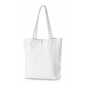 Pode incluir: Uma bolsa tote branca lisa com superf&iacute;cie texturizada e duas al&ccedil;as de ombro longas e finas. A bolsa apresenta um corpo retangular com base plana e detalhes de costura vertical onde as al&ccedil;as se prendem &agrave; borda superior do compartimento.