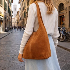 Italiaanse echte suède leren hobotas in lichtbruin: zachte draagtas in cognacbruin