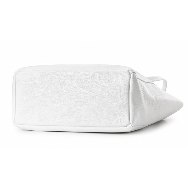 Pode incluir: Uma bolsa tote branca com superf&iacute;cie texturizada, exibida de um &acirc;ngulo baixo com foco na base retangular. A bolsa apresenta um acabamento branco s&oacute;lido e limpo, com costuras vis&iacute;veis ao longo das bordas inferiores e uma al&ccedil;a lateral.