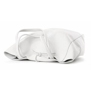 Pode incluir: Uma bolsa tote branca com superf&iacute;cie texturizada e duas al&ccedil;as finas de ombro. A bolsa apresenta um design macio e desestruturado com um pequeno detalhe de fecho de la&ccedil;o na parte frontal central, em uma cor branca brilhante.