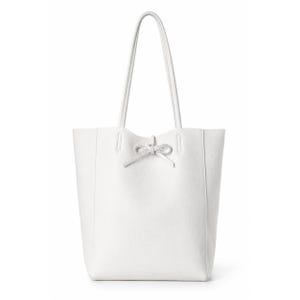Pode incluir: Uma bolsa tote branca com superf&iacute;cie texturizada, apresentando duas al&ccedil;as longas de ombro e um detalhe de la&ccedil;o decorativo centralizado na abertura superior. A bolsa tem um formato retangular vertical estruturado com linhas limpas.