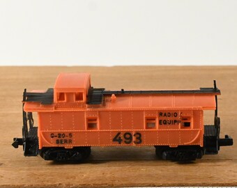 Vintage N Scale Arnold Rapido Toy Train - Caboose and 3 cars