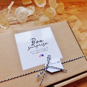 BOX SURPRISE Annonce grossesse Grands-parents Papy Mamie Papi Mamy- cadeau affiche, cartes à gratter, miroir, décapsuleur et badges